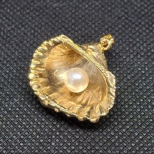 Stunning Vintage Gold-tone Shell Pendant with Faux Pearl